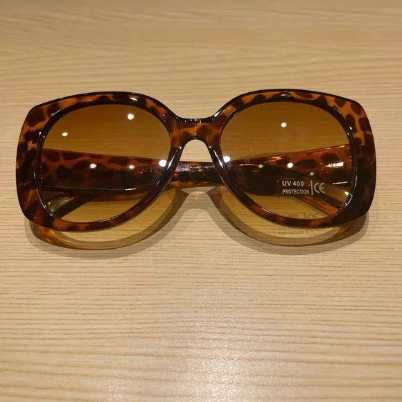 NWOT Chic Tortoiseshell Sunglasses - Picture 5 of 6